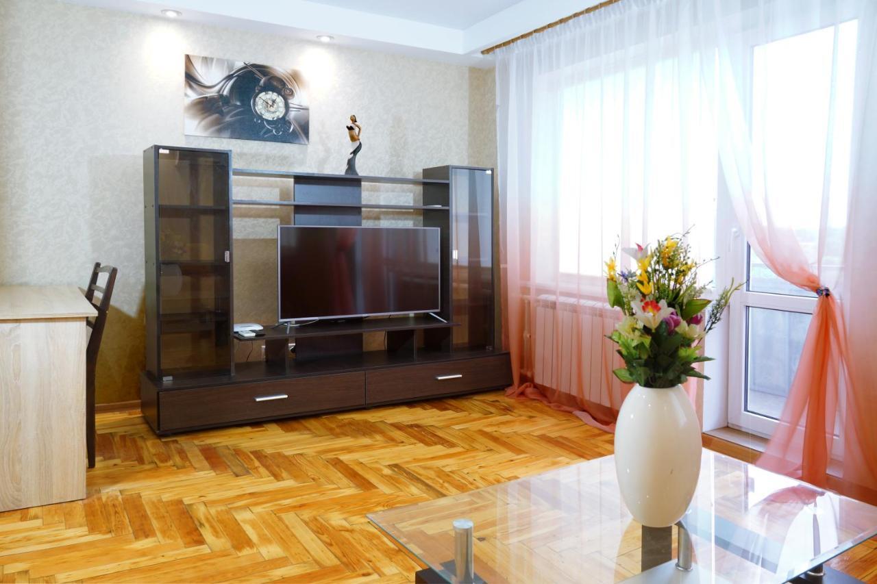 2 Rooms Semi-Luxury Apt On 39-H Nezalezhnoi Ukrаiny Street Next To The City Council Zaporizhia Zewnętrze zdjęcie